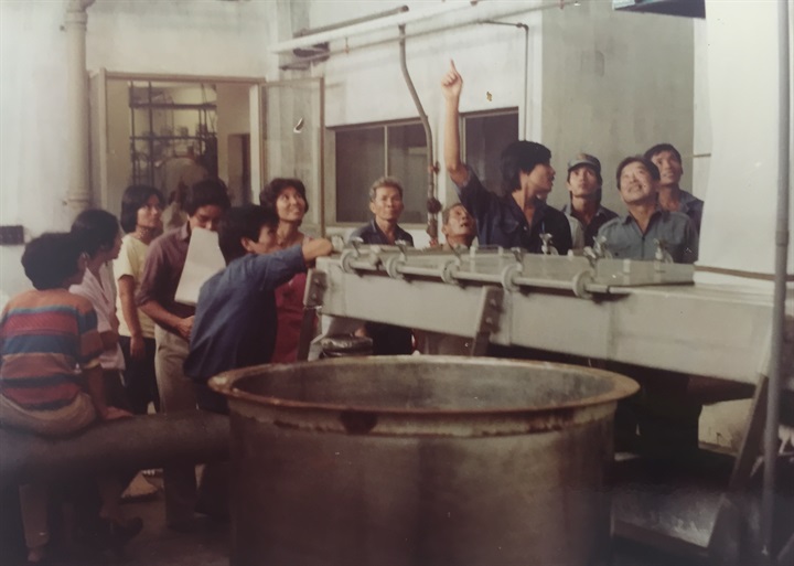 Từ những ngày đầu nhiều thiếu thốn, Vinamilk từng bước làm chủ công nghệ, đặt chất lượng làm nguyên tắc xuyên suốt. Ảnh: Vi Nam