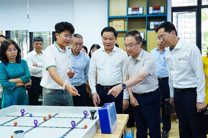 Lãnh đạo PETROVIETNAM, lãnh đạo TP Hồ Chí Minh nghe học sinh Trường THPT Châu Thành, TP. Hồ Chí Minh giới thiệu về hoạt động tại phòng STEM. Nguồn ảnh PETROVIETNAM