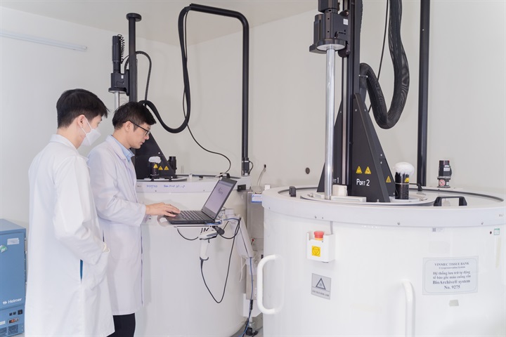 Hệ thống phòng sạch đạt chuẩn ISO 14644-1 và ngân hàng lưu trữ chuẩn quốc tế AABB tại Vinmec bảo toàn chất lượng mẫu tế bào qua nhiều thập kỷ.&nbsp; Nguồn ảnh Vinmec