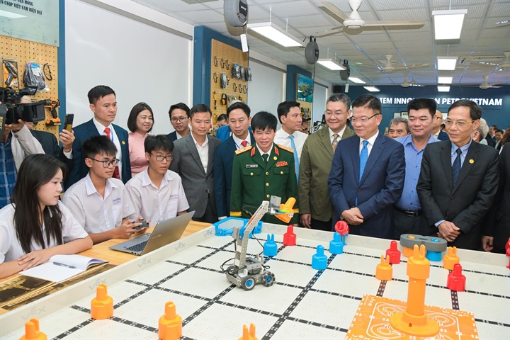 Lãnh đạo Chính phủ, lãnh đạo PETROVIETNAM tại phòng STEM Trường THPT Hàm Rồng, Thanh Hóa. Nguồn ảnh PETROVIETNAM