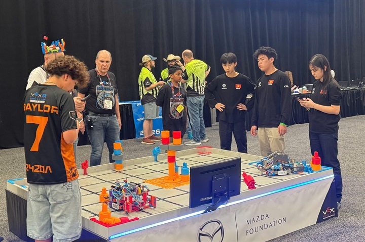 Các đội tuyển Việt Nam thi đấu đầy nỗ lực và đạt thành tích cao tại VEX Robotics World Championship 2026. Nguồn ảnh PETROVIETNAM