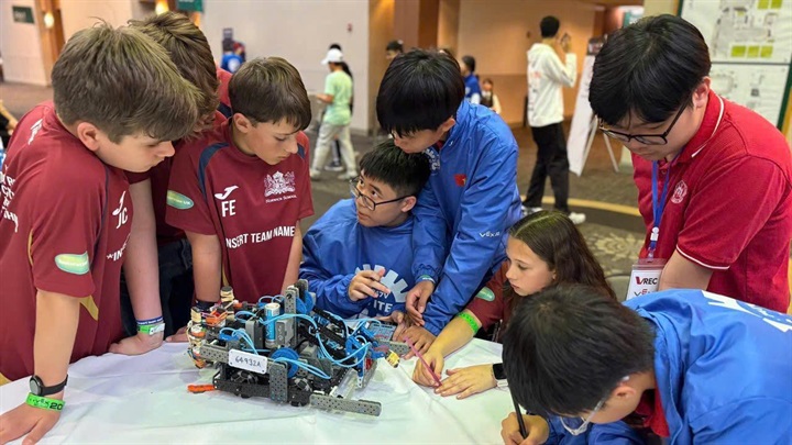 Học sinh Việt Nam tự tin giao lưu, trao đổi kinh nghiệm về thiết kế, lập trình robot với bạn bè quốc tế. Nguồn ảnh PETROVIETNAM