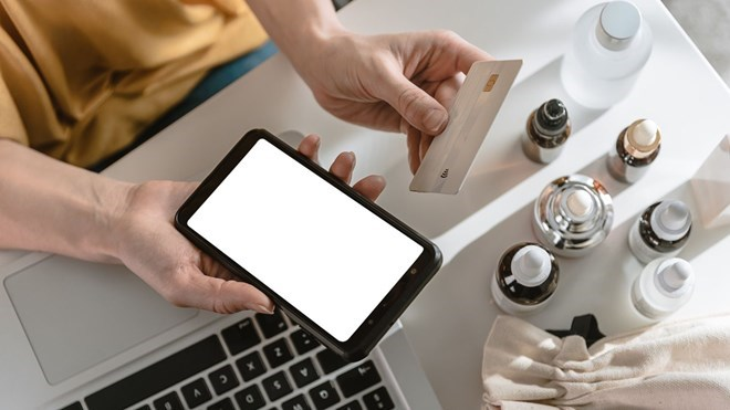 Bộ Y tế đề xuất cấm bán thuốc qua livestream và các kênh không phép. Ảnh đồ họa được tạo bởi AI/Lao động