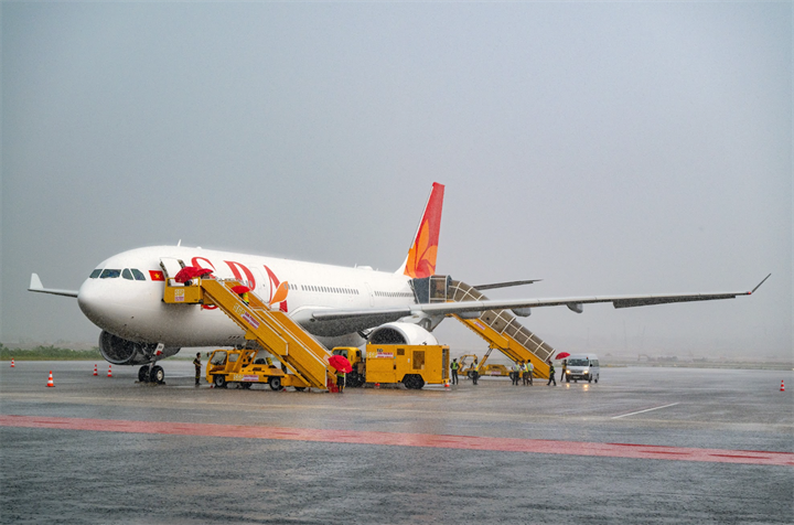 Cận cảnh tàu thân rộng A330 đầu tiên của Sun PhuQuoc Airways vừa đáp sân bay Phú Quốc - 3