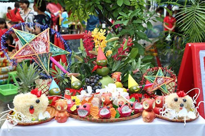 Mâm cỗ gồm hoa quả, bánh kẹo là thứ không thể thiếu trong dịp Tết Trung thu. Ảnh: Arttimes