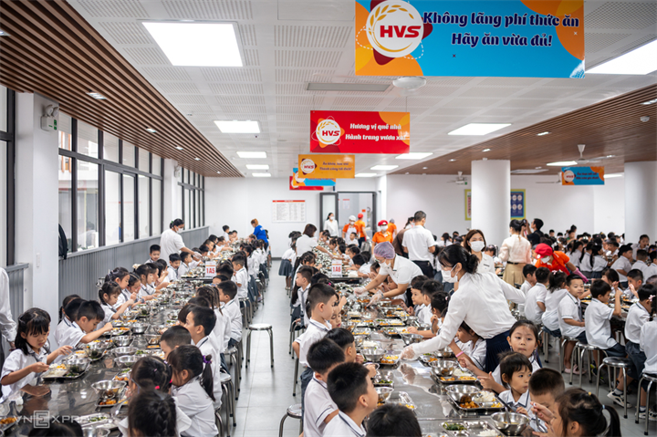 Bữa ăn bán trú tại trường Tiểu học Chu Văn An, phường Việt Hưng, Hà Nội, tháng 9/2026. Ảnh: Thế Bằng/VnExpress
