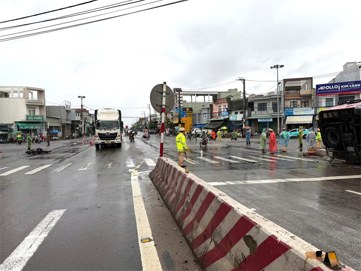 Lực lượng CSGT và các đơn vị liên quan có mặt tại hiện trường để hỗ trợ công tác cứu nạn và phân luồng giao thông (Ảnh Nguyễn Chơn)/Công an Nhân dân