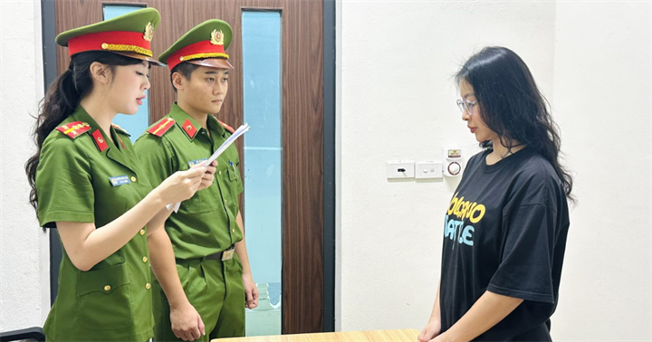Cơ quan điều tra đang thi hành quyết định khởi tố với Lê Thị Thanh Hằng. (Ảnh: Công an Thanh Hóa)