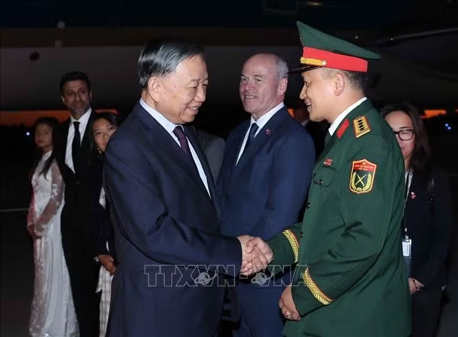 Cán bộ, nhân viên Đại sứ quán Việt Nam tại Canada đón Tổng Bí thư, Chủ tịch nước Tô Lâm tại sân bay quốc tế Mcdonald-Cartier, Ottawa. Ảnh: Thống Nhất/TTXVN