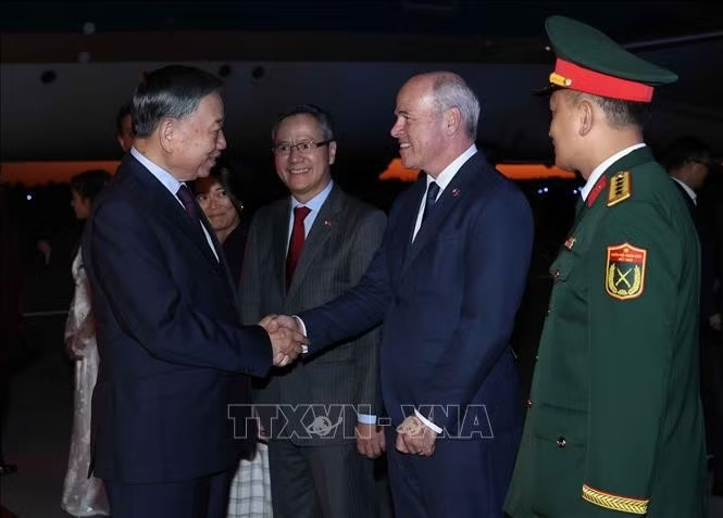 Quan chức Chính phủ Canada và cán bộ, nhân viên Đại sứ quán Việt Nam đón Tổng Bí thư, Chủ tịch nước Tô Lâm tại sân bay quốc tế Mcdonald-Cartier, Ottawa. Ảnh: Thống Nhất/TTXVN