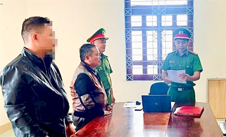Cơ quan Cảnh sát điều tra đọc lệnh bắt bị can để tạm giam đối với Nguyễn Thanh Dũng (thứ 2 từ trái sang). Ảnh: Tuổi Trẻ