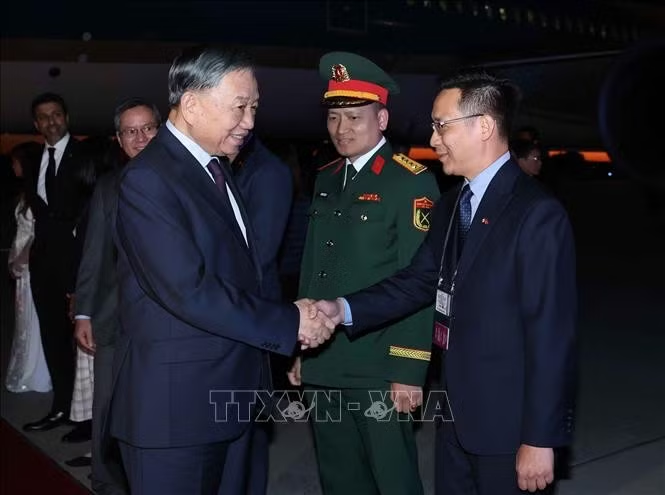 Cán bộ, nhân viên Đại sứ quán Việt Nam tại Canada đón Tổng Bí thư, Chủ tịch nước Tô Lâm tại sân bay quốc tế Mcdonald-Cartier, Ottawa. Ảnh: Thống Nhất/TTXVN