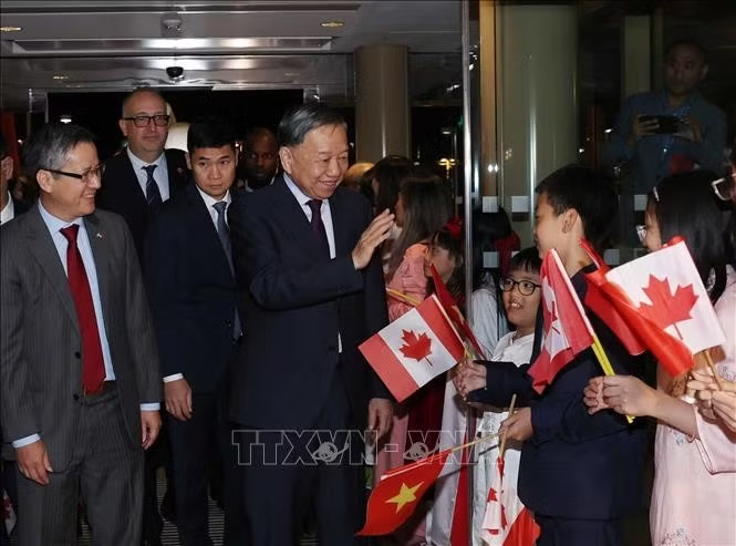 Cán bộ, nhân viên Đại sứ quán và đại diện cộng đồng người Việt Nam tại Canada đón Tổng Bí thư, Chủ tịch nước Tô Lâm. Ảnh: Thống Nhất/TTXVN