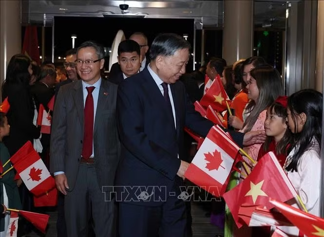 Cán bộ, nhân viên Đại sứ quán và đại diện cộng đồng người Việt Nam tại Canada đón Tổng Bí thư, Chủ tịch nước Tô Lâm. Ảnh: Thống Nhất/TTXVN