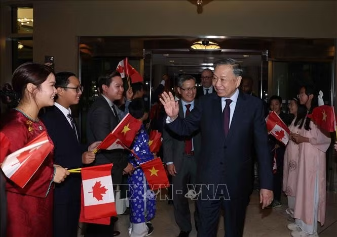 Cán bộ, nhân viên Đại sứ quán và đại diện cộng đồng người Việt Nam tại Canada đón Tổng Bí thư, Chủ tịch nước Tô Lâm. Ảnh: Thống Nhất/TTXVN