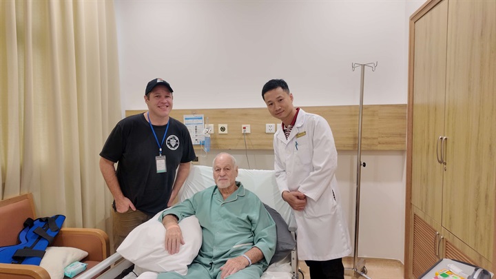 Bệnh nhân Pettit Jeff Gray (70 tuổi, quốc tịch Mỹ) tin tưởng lựa chọn Vinmec Nha Trang để điều trị tình trạng thoái hóa khớp gối nghiêm trọng. Nguồn ảnh Vinmec