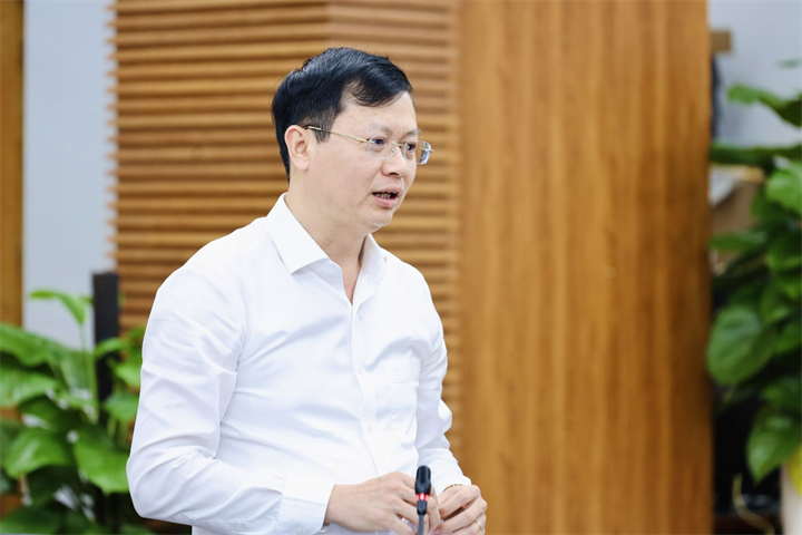 Giám đốc Sở GD&ĐT Hà Nội Nguyễn Văn Hiền báo cáo tại buổi làm việc. Ảnh: MOET