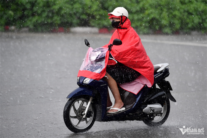 Miền Bắc mưa to cục bộ, Trung và Nam Bộ vẫn mưa lớn. Ảnh: Hoàng Minh.