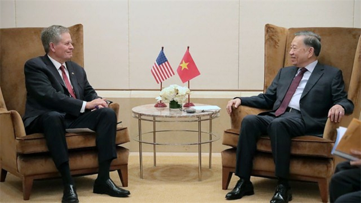 Tổng Bí thư, Chủ tịch nước Tô Lâm tiếp tiếp Thượng nghị sĩ Steve Daines (Ảnh: TTXVN).