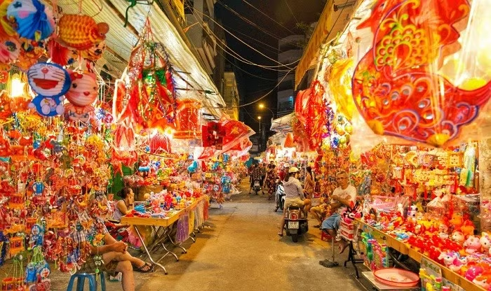 Phố Lương Nhữ Học được mệnh danh là “thủ phủ đèn lồng” nức tiếng của TP.HCM. Ảnh: Tri thức & Cuộc sống