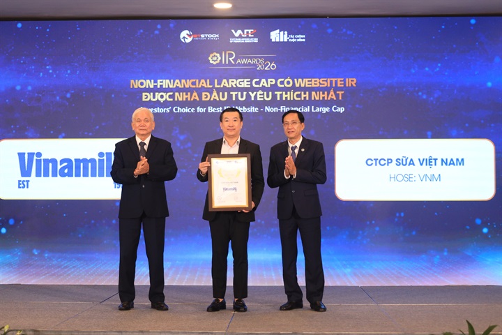 Đại diện Vinamilk, ông Đỗ Thanh Tuấn - Giám đốc Đối ngoại - đón nhận danh hiệu Doanh nghiệp vốn hóa lớn phi tài chính có website IR được nhà đầu tư yêu thích nhất (Ảnh: BTC).