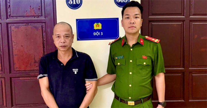Phòng Cảnh sát hình sự bắt giữ đối tượng truy nã đặc biệt Nguyễn Viết Lâm. (Ảnh: Công an Hà Nội)