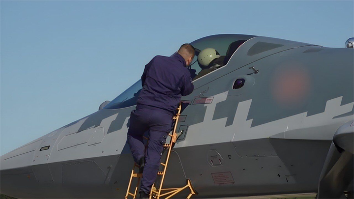 Su-57 sẽ tiếp tục được nâng cấp theo từng giai đoạn để hướng tới tiêu chuẩn Su-57M1. Ảnh: Military Watch Magazine