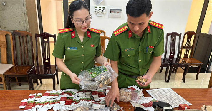 Tang vật cảnh sát thu giữ (Ảnh: Nam Tâm).