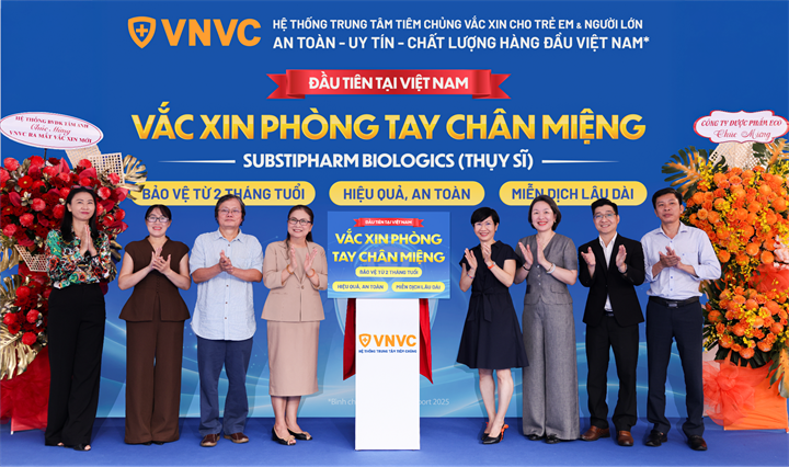 Sáng 25/9/2026, Hệ thống Tiêm chủng VNVC chính thức ra mắt và triển khai tiêm vắc xin phòng tay chân miệng do Substipharm Biologics (Thụy Sĩ) phân phối, đưa Việt Nam trở thành quốc gia đầu tiên tại Đông Nam Á tiếp cận giải pháp dự phòng này. Ảnh: Nhân Lê