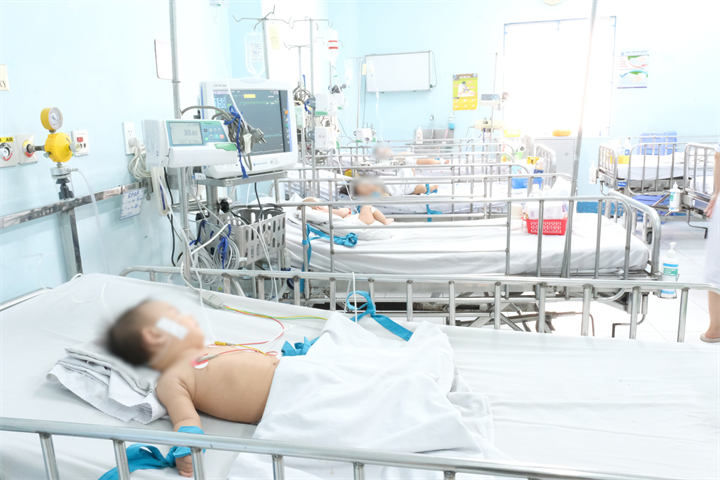 Trong tháng 5, phòng ICU, Bệnh viện Nhi đồng 1 điều trị cho nhiều trẻ mắc tay chân miệng độ 3 do chủng EV71 gây ra. Ảnh: Bình An