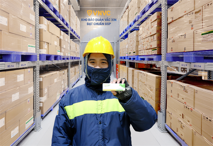 Ngay sau khi tiếp nhận lô vắc xin phòng tay chân miệng đầu tiên, VNVC đã khẩn trương tổ chức vận chuyển an toàn đến gần 300 trung tâm trên toàn quốc, sẵn sàng phục vụ nhu cầu tiêm chủng sớm cho trẻ. Ảnh: VNVC