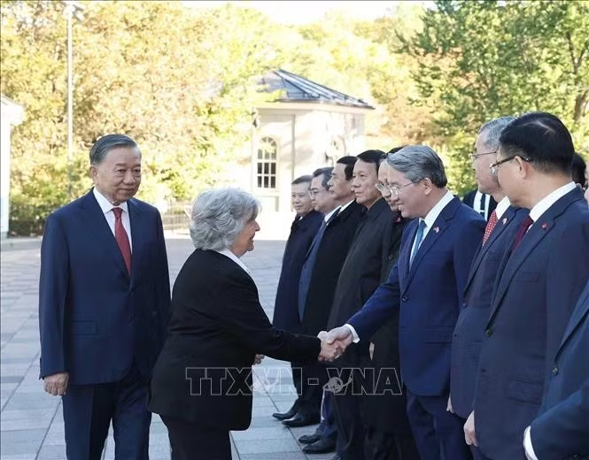 Tổng Bí thư, Chủ tịch nước Tô Lâm giới thiệu thành viên đoàn cấp cao Việt Nam với Toàn quyền Canada Louise Arbour. Ảnh: Thống Nhất/TTXVN