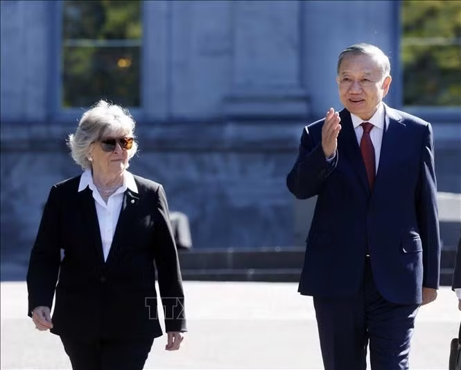 Tổng Bí thư, Chủ tịch nước Tô Lâm và Toàn quyền Canada Louise Arbour tại lễ đón. Ảnh: Thống Nhất/TTXVN