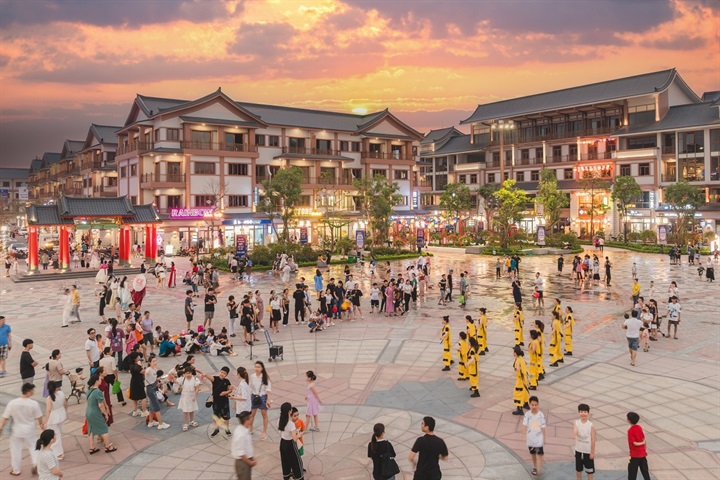 Các trải nghiệm vui chơi và thương mại nối tiếp nhau tạo thêm lý do để du khách kéo dài thời gian ở lại Ocean City lâu hơn và chi tiêu nhiều hơn. Nguồn ảnh Vingroup