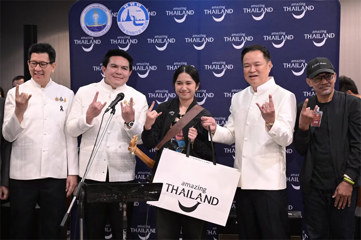 Nene được Thủ tướng Thái Lan tặng quà vào tháng 7. Ảnh: Chính phủ Thái Lan.