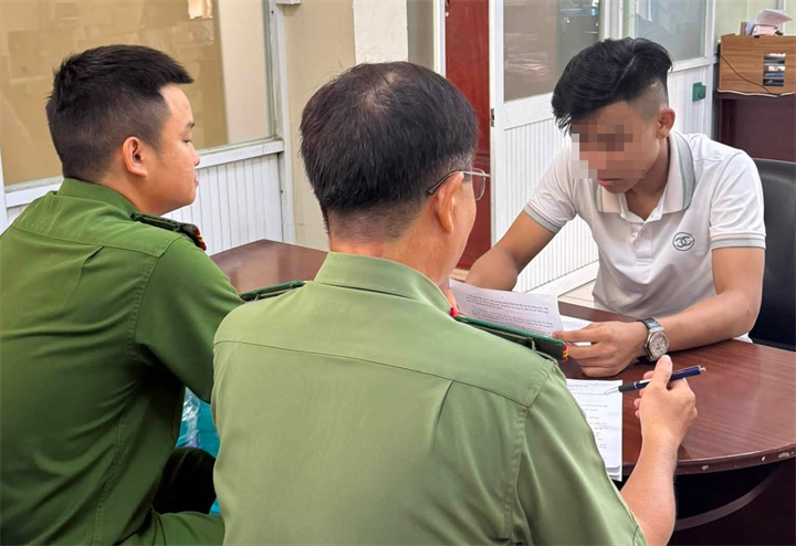 Công an làm việc với Dương Hồng Ph., chủ tài khoản TikTok "Li Minh Hô Quận 7". Ảnh: Vietnamnet