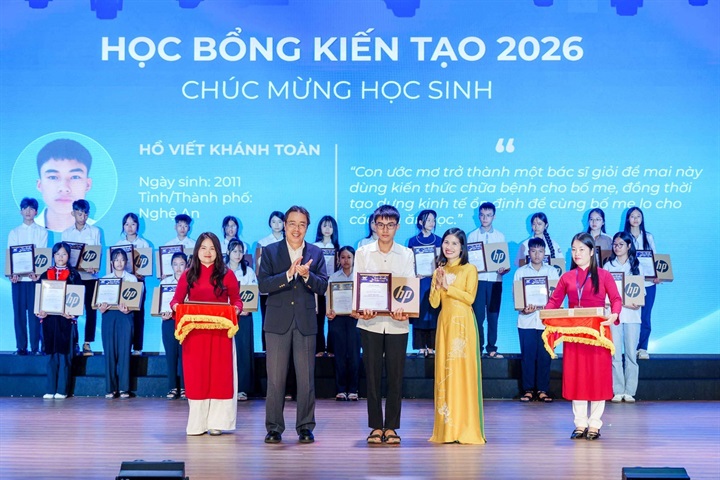 Học sinh nhận Học bổng Kiến tạo 2026 tại lễ trao học bổng vừa qua.&nbsp; Nguồn ảnh Vinschool