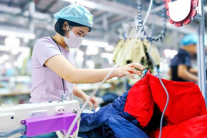 Bộ Tư pháp vừa công bố hồ sơ thẩm định dự thảo Nghị định quy định mức lương tối thiểu đối với người lao động làm việc theo hợp đồng lao động, do Bộ Nội vụ chủ trì soạn thảo. Ảnh minh họa: Tuổi trẻ Online