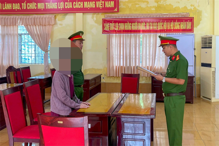 Cơ quan Cảnh sát điều tra tống đạt các Quyết định tố tụng đối với bị can N.. Ảnh: Công an Cần Thơ