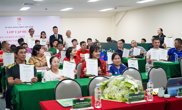 Ngoài trang bị kiến thức tại buổi tập huấn, các vận động viên được nhận bằng chứng nhận tham gia khóa đào tạo. Nguồn ảnh Herbalife Việt Nam