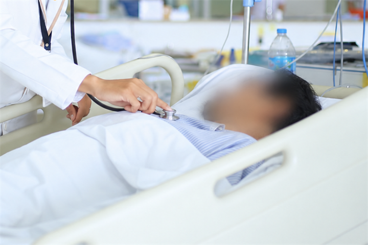 Bác sĩ thăm khám cho bệnh nhân bị ăn mòn thực quản vì uống nhầm hóa chất. Ảnh: Dân trí