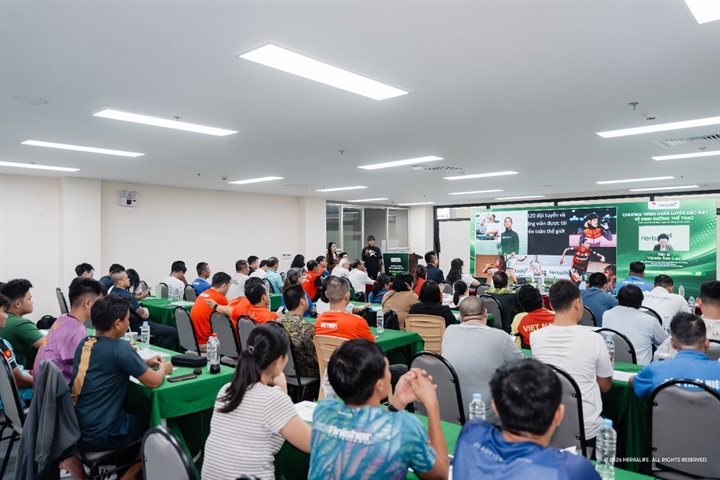 Chương trình huấn luyện đặc biệt về Dinh dưỡng thể thao được tổ chức tại Nhà thi đấu Phú Thọ, TP. Hồ Chí Minh, cùng sự chia sẻ từ Tiến sĩ Vipada Sae-Lao, chuyên gia dinh dưỡng của Herbalife. Nguồn ảnh Herbalife Việt Nam