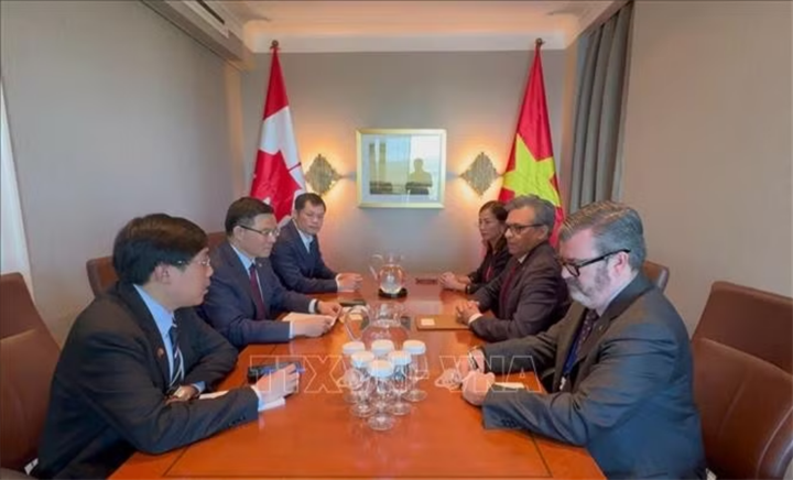 Quang cảnh buổi làm việc giữa Bộ Công thương Việt Nam và đại diện Hội đồng Kinh doanh Canada.