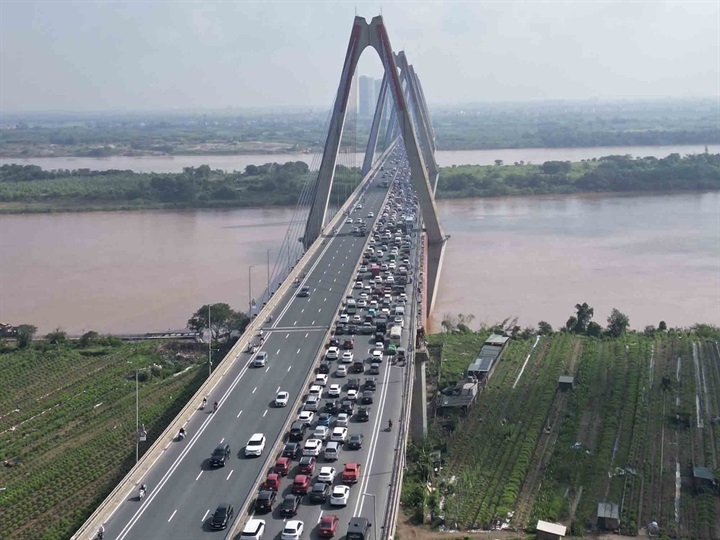 Dòng phương tiện lưu thông trên cầu Nhật Tân. Ảnh: Sóng Hữu