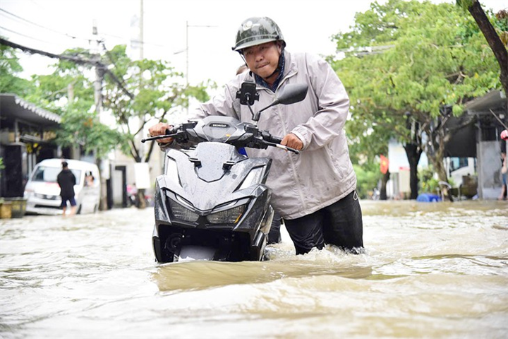 Triều cường dâng cao gây ngập đường Nguyễn Bình, xã Hiệp Phước, TP.HCM. Triều cường kết hợp thời tiết mưa sẽ khiến ngập nặng hơn - Ảnh: TRÍ ĐỨC/ Theo báo Tuổi trẻ.