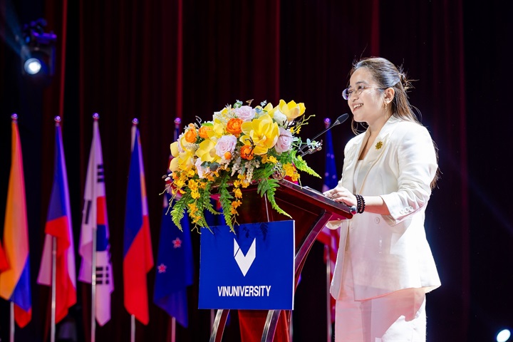 Cựu sinh viên Nguyễn Thị Châu Anh, Khóa 2 VinUni, chia sẻ hành trình cùng đồng đội đưa các giải pháp di chuyển xanh của Việt Nam đến thị trường Philippines. Nguồn ảnh VinUni