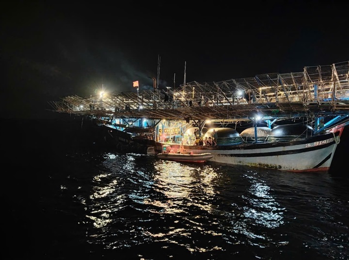 Lực lượng cứu nạn tiếp cận tàu cá có ngư dân gặp nạn. Ảnh: Trung tâm Phối hợp tìm kiếm, cứu nạn hàng hải Việt Nam