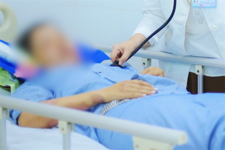 Người phụ nữ bị bỏng và cháy sém nhiều vị trí trên cơ thể sau khi bị sét đánh. Ảnh: Dân trí