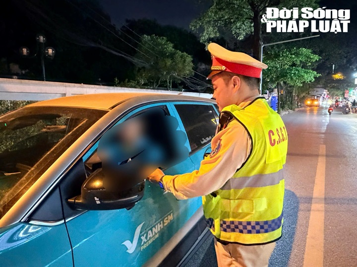 Lực lượng CSGT kiểm tra nồng độ cồn.