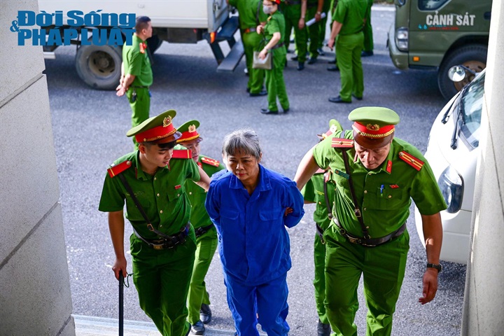 Cận cảnh các bị cáo được đưa đến tòa.